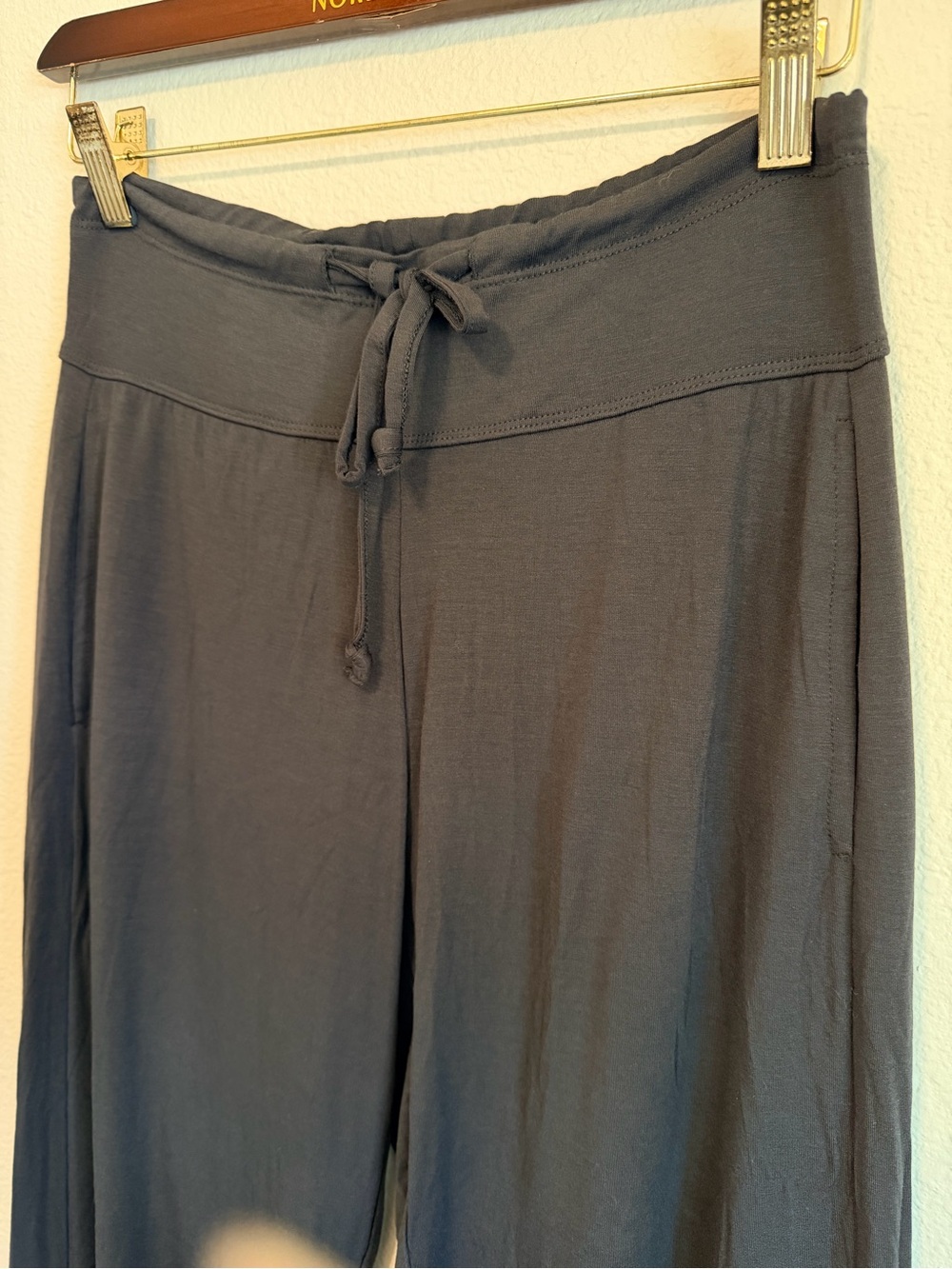 Barefoot Dreams Luxe Milk Jersey Namaste Joggers with pockets, grey, Size Small - Picture 12 of 13